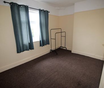 To Let 1 Bed Flat - Photo 2