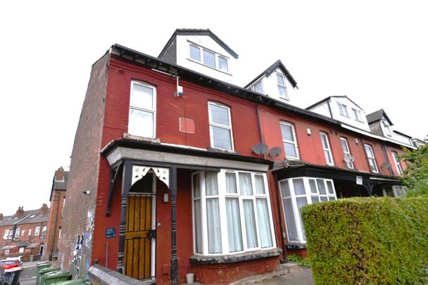 6 bedroom House in Brudenell Mount, Leeds - Photo 1