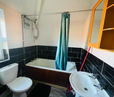 ENTRANCE HALLWAY ---TWO VERY LARGE SPACIOUS DOUBLE BEDROOMS--- LIVI... - Photo 4