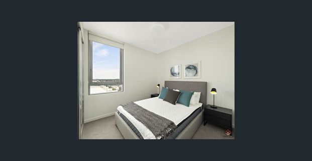 Spacious furnished two-bedroom apartment located on the 19th floor in the vibrant South Brisbane! - Photo 1