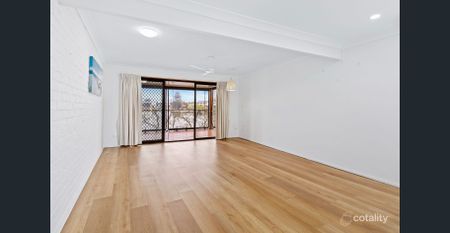 AMAZING WATER FRONT 2 STOREY HOME. OPEN KITCHEN LIVING THAT OPENS OUT ONTO A VERANDAH THAT TAKES IN THE STUNNING WATER VIEWS OF THE BROAD WATER. - Photo 2