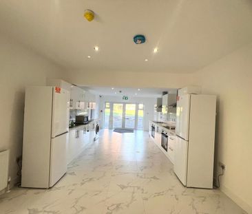8 bedroom semi-detached house to rent - Photo 6