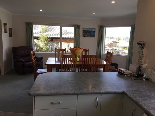 Beautiful 4 bed rooms Family home in Orewa - Photo 1