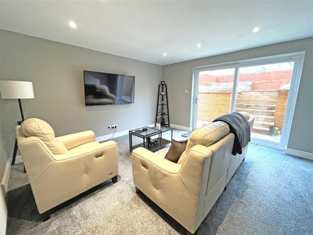3 bedroom Semi-detached house to rent - Photo 4