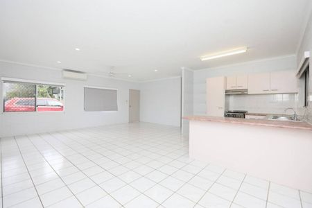 Fantastic Fully Air Conditioned Villa - Garage with Remote - Photo 2