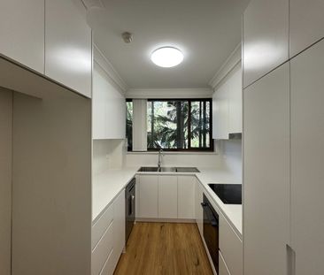 Newly renovated, 2 bed, 1 bath, 1 pkg with A/C and timber flooring - Photo 4