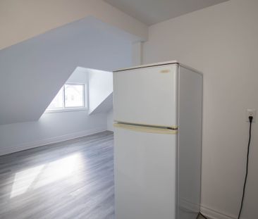 61 Queenston St, St. Catharines - 2 Bedroom Upper Unit - Photo 3