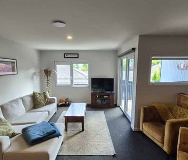 Architecturally designed townhouse - Photo 4