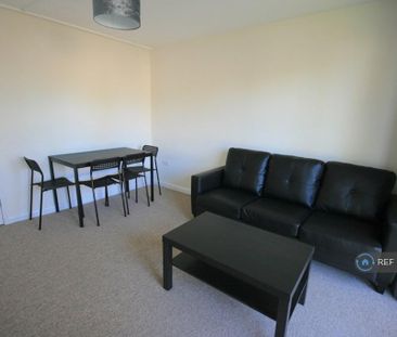 3 bedroom flat to rent - Photo 2