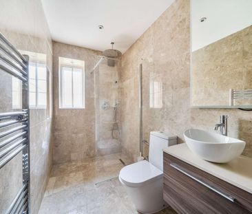 Well-presented 3 bedroom family house with parking for 2 cars and a private garden. - Photo 6