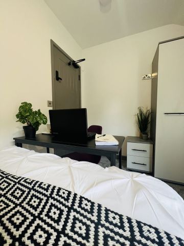 BEDROOM 2 – LARGE DOUBLE ENSUITE - Photo 2