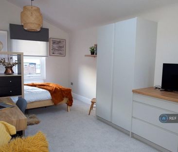 1 bedroom in a house share to rent - Photo 3