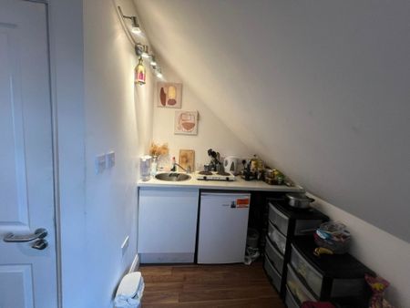 Price £1,100 pcm - Available 02/07/2025 - Furnished - Photo 2