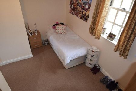1 bedroom in a house share to rent - Photo 2