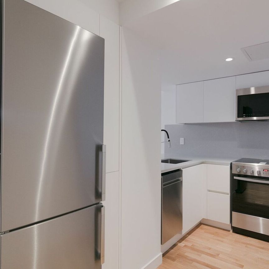 3730 Chemin Queen Mary, Montréal, QC - Photo 1