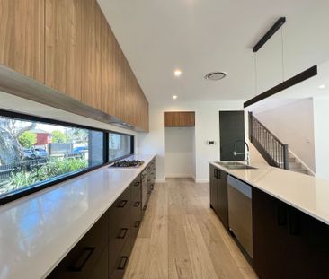 YOUNG AND ATTRACTIVE - GREAT LOCATION - Photo 6