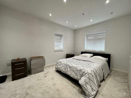 2 Bed Flat, Horn Lane, W3 - Photo 3