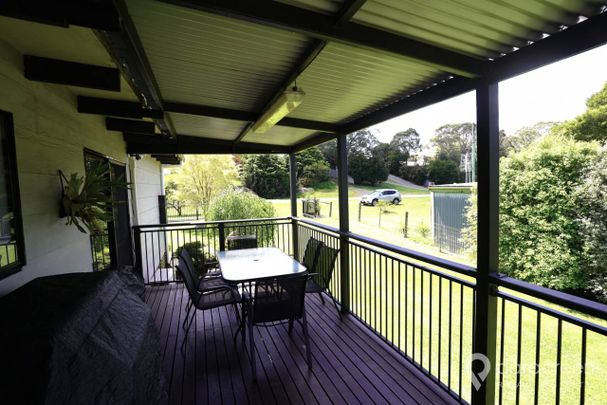 FULLY FURNISHED 3 BED RENTAL - Photo 1