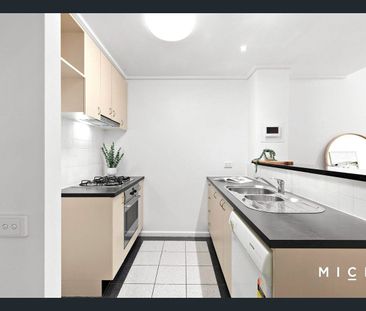 Sun-Drenched Style in the Heart of Southbank - Photo 6