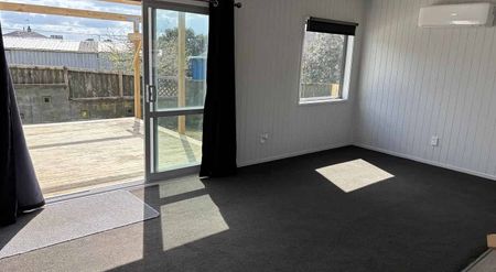 Sunny 3 bedroom home - Photo 2