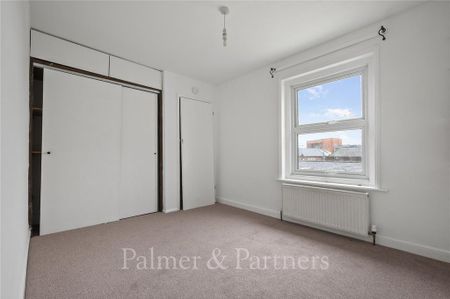 2 bedroom end of terrace house to rent - Photo 3