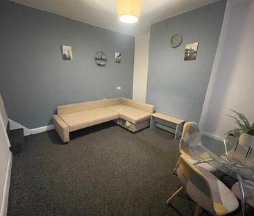 Autumn Grove, Hyde Park, Leeds - Photo 5