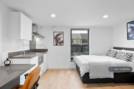 Studio to rent - Photo 2