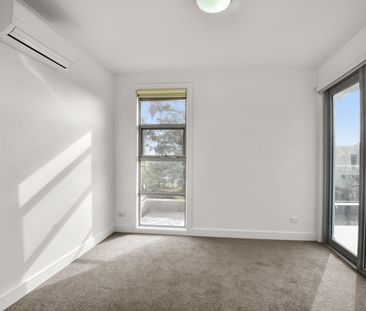 EFFORTLESS INDOOR LIVING IN A PEACEFUL POCKET - Photo 5