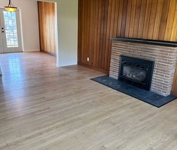 3 Bdrm, 1 Bath, plus den split level (Departure Bay area) - Photo 4