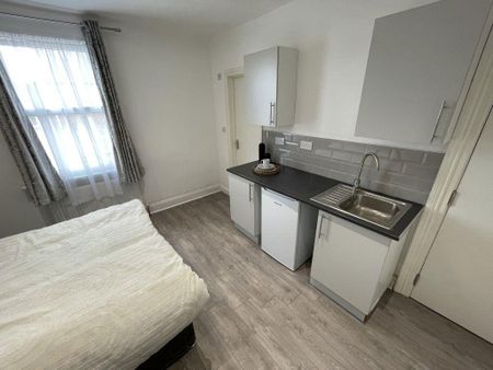 1 bedroom in a house share to rent - Photo 4