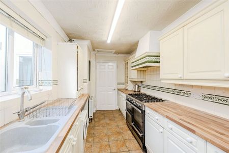 3 Bedroom Terraced - Photo 4