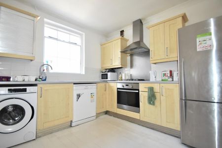 4 bedroom terraced house to rent - Photo 3
