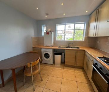 3 bedroom flat to rent - Photo 5