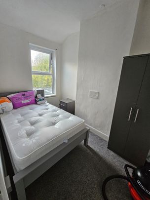 Room in a Shared House, Tenby Road, B13 - Photo 1