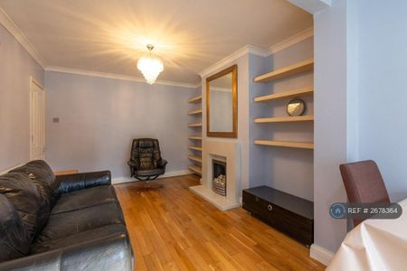 5 bedroom semi-detached house to rent - Photo 2