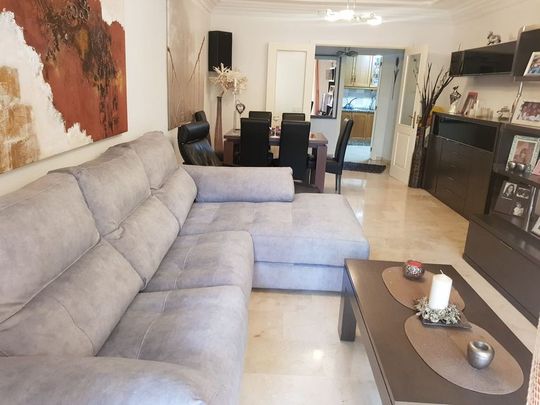 Alquiler de piso en Calle Romería del Rocío - Photo 1