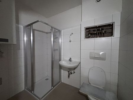 Helle 1,5-Zimmer-Dachgeschosswohnung mit Balkon und separater Küche - Photo 3