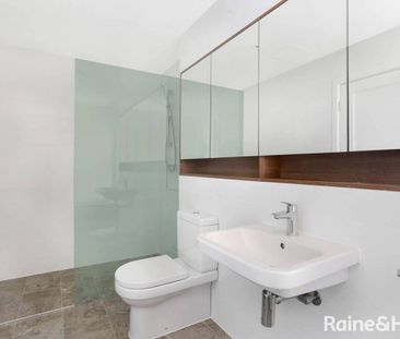 Luxury 3 Bedroom Townhouse - Close To Town - Photo 6