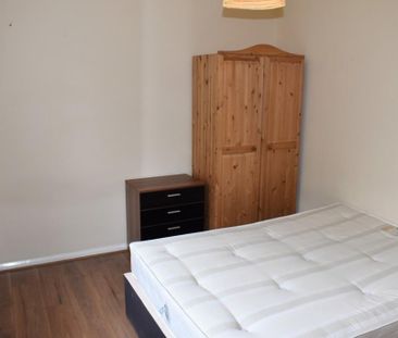 4 bedroom semi-detached house to rent - Photo 4