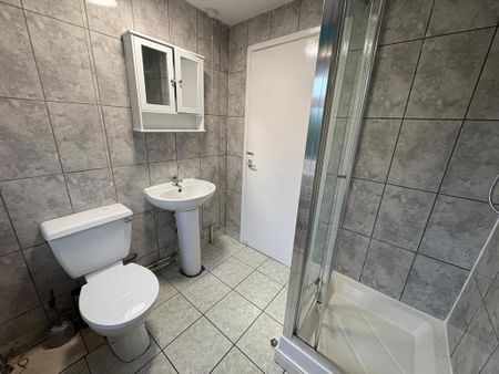 1 bedroom in a house share to rent - Photo 5