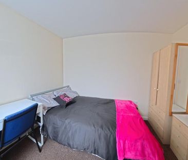 3 bedroom end of terrace house to rent - Photo 2