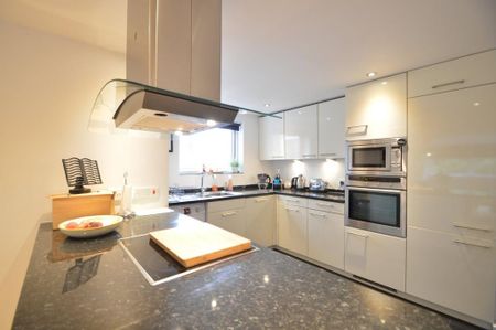 3 bedroom flat to rent - Photo 4