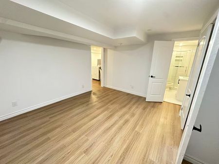 For Lease - 12 Goldsmith Crescent, Newmarket, Ontario - Photo 4