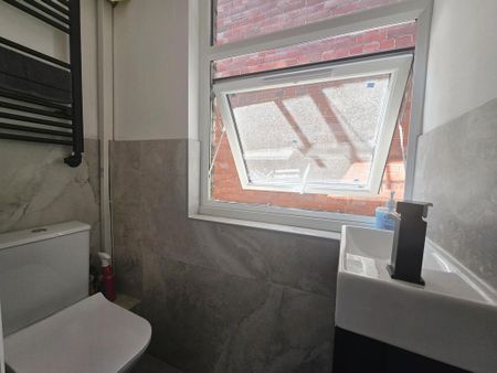 1 bedroom bedsit to rent - Photo 3