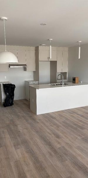 LOGEMENT 4 1/2 À LOUER PRÈS DU MÉTRO LONGUEUIL 1 JUIN 2026 - Photo 1
