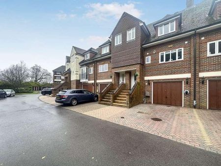 St Nicholas Crescent, Pyrford, Woking, Surrey, GU22 - Photo 2