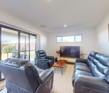 Southlakes Stunner! - Photo 2