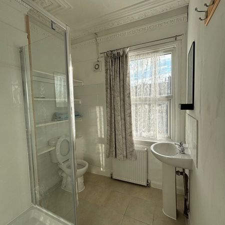 Studio Flat, Buckingham Road, NW10 - Photo 4