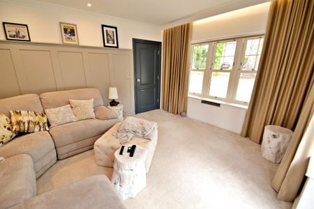 5 bedroom detached house to rent - Photo 2