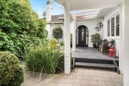 Lovely Family Home on River Road - Photo 5